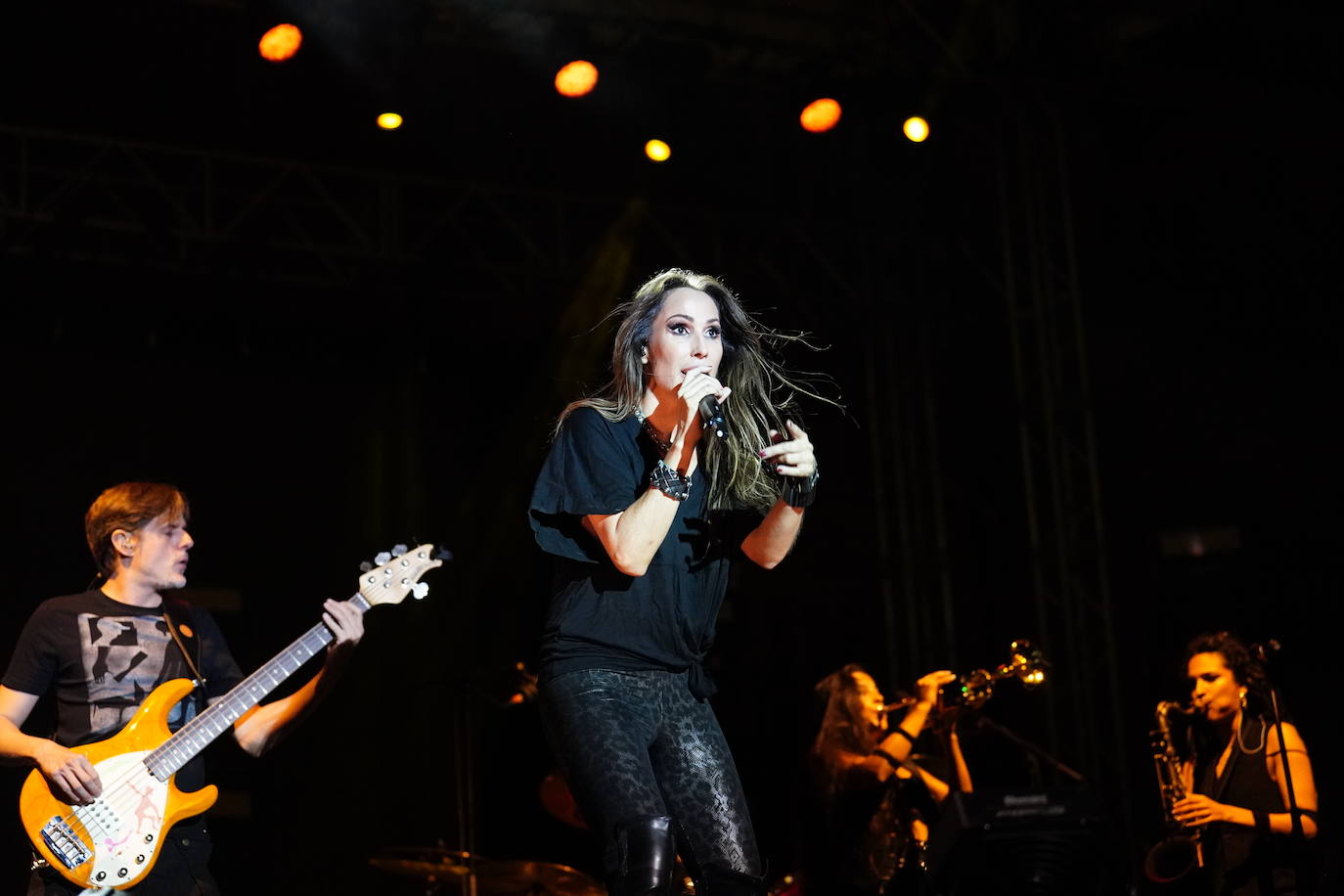 Miles de voces acompañan a Malú en su regreso a la Plaza Mayor