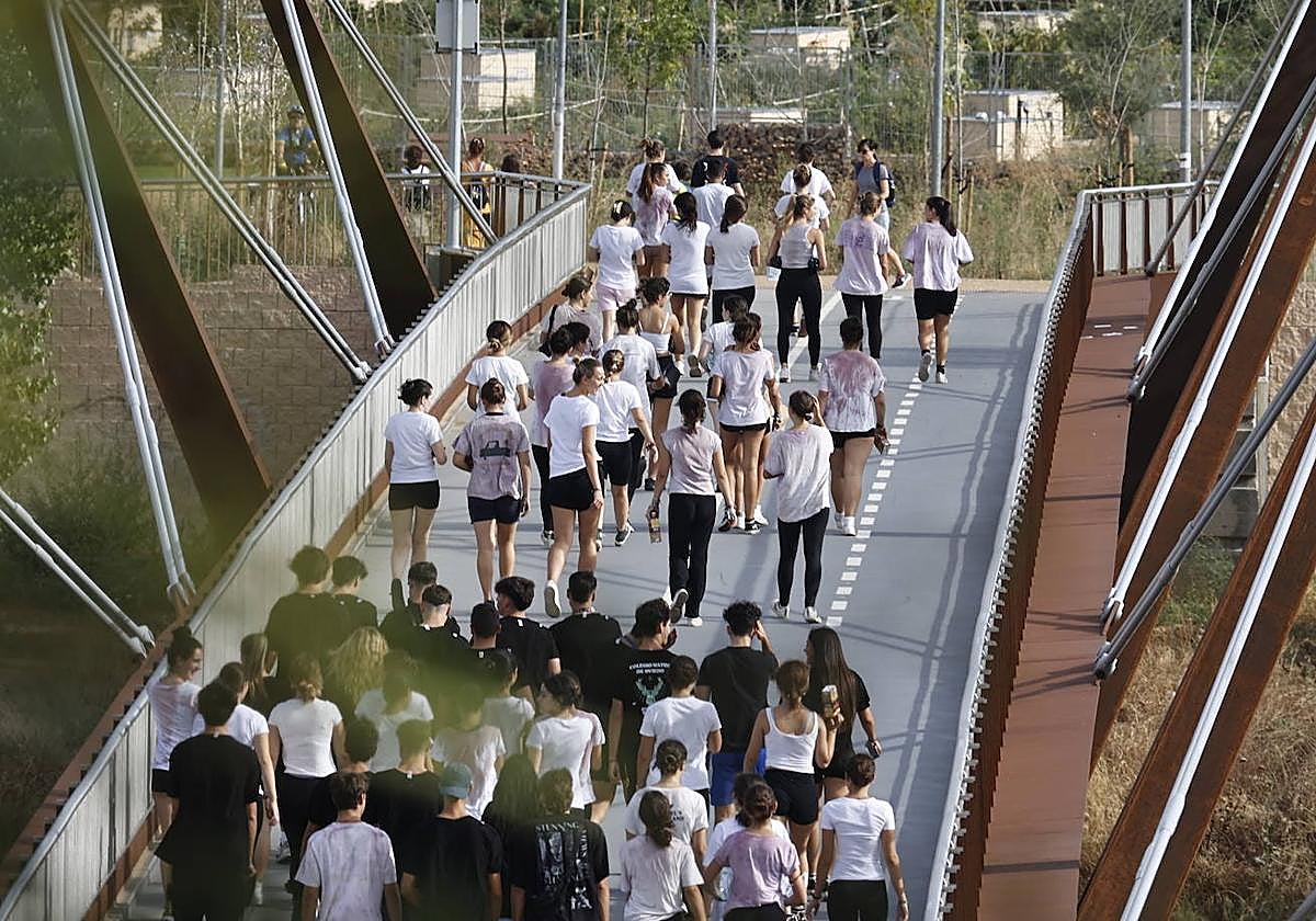 Decenas de estudiantes se reúnen en zonas como Salas Bajas para participar en novatadas.