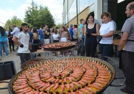 Paelleras a punto, en el acceso al pabellón municipal de Villaseco de los Reyes