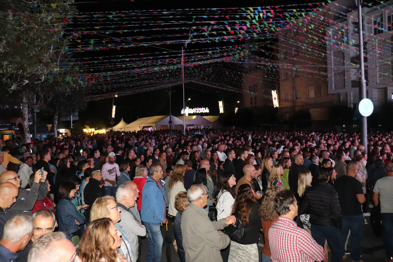 El violinista Javi Lin triunfa en la noche de Béjar