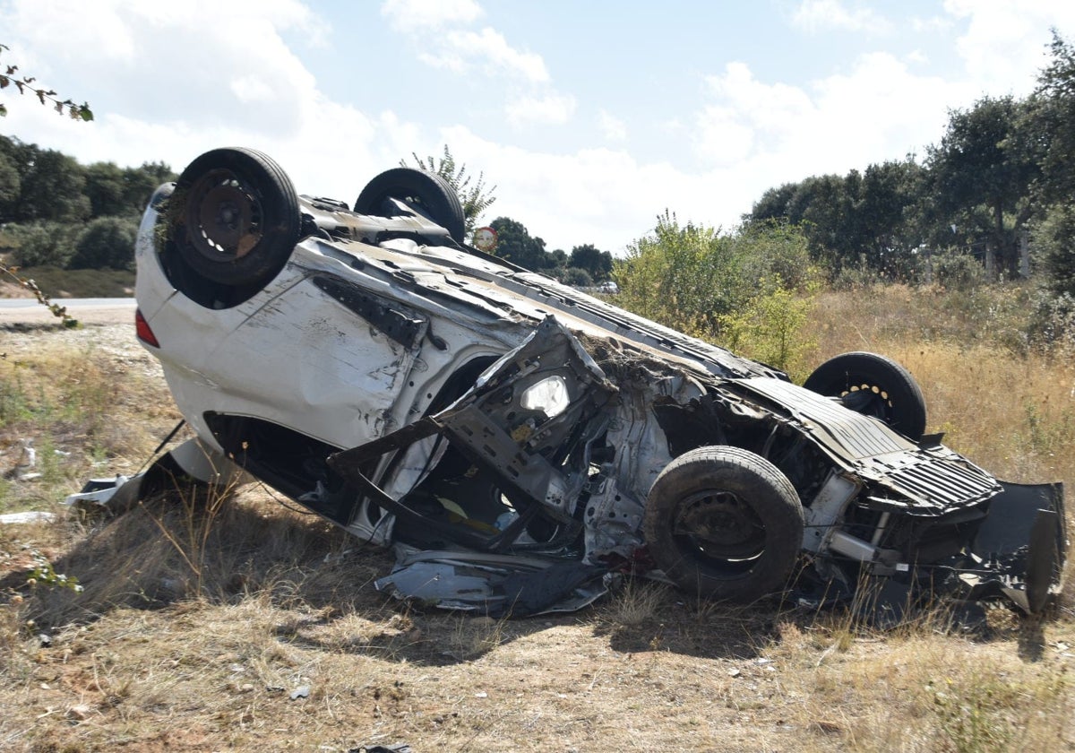 Uno de los coches volcado tras la colisión en la CL-510.