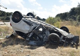 Uno de los coches volcado tras la colisión en la CL-510.