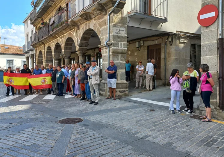 Imagen principal - Imágenes de las manifestaciones en Béjar y Sanchotello.