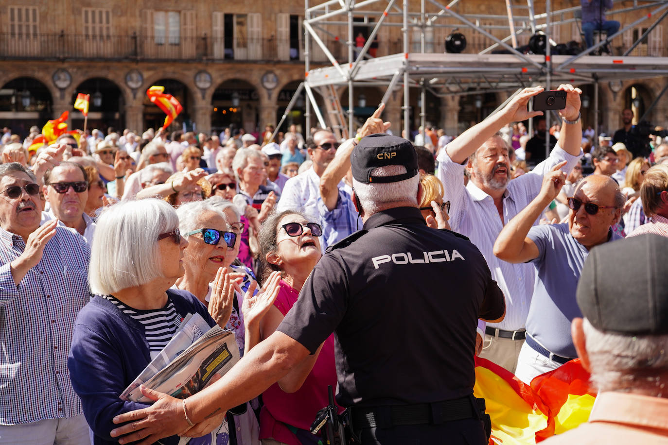 En imágenes: así fue el encontronazo entre los manifestantes contra la amnistía y los tamborileros