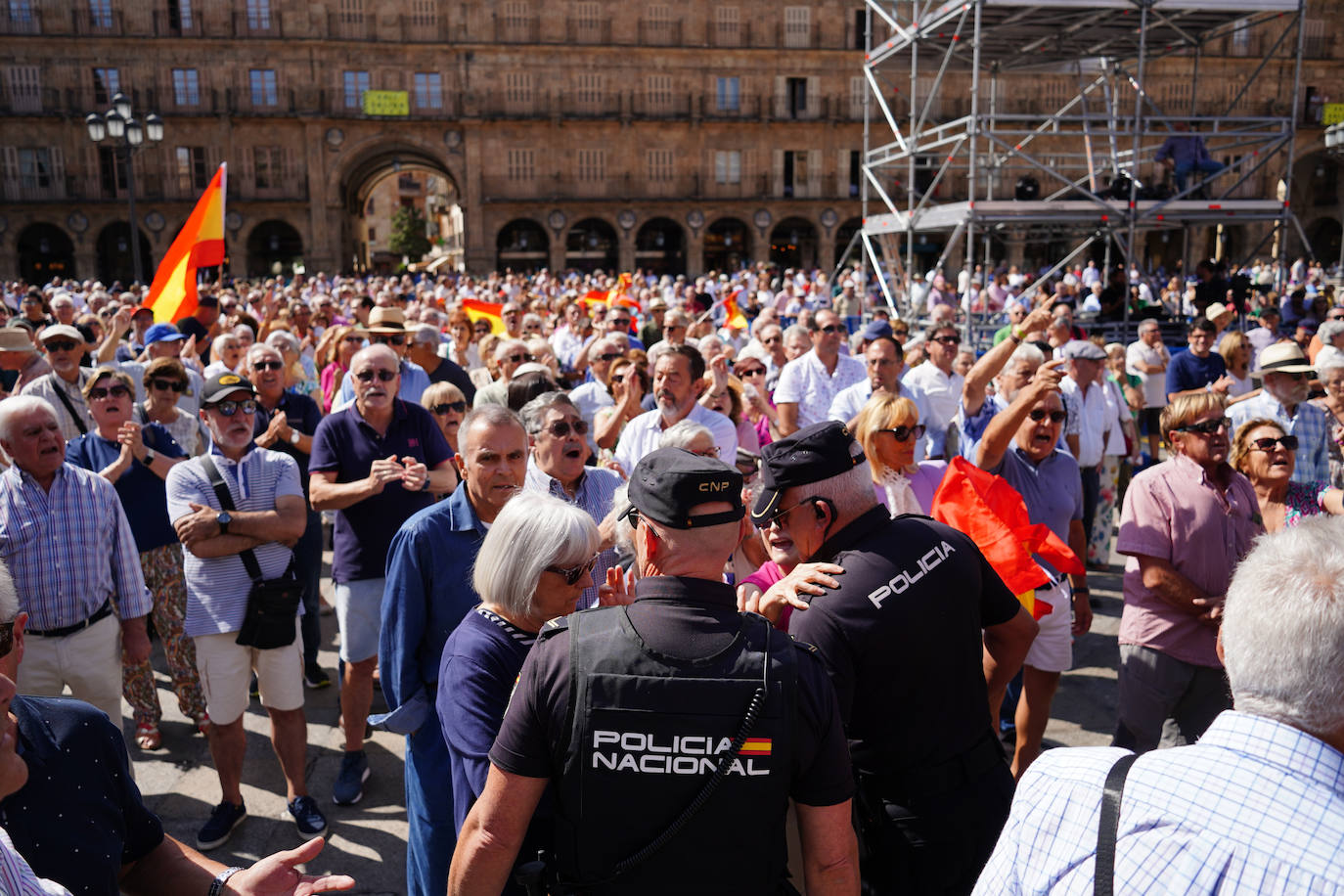 En imágenes: así fue el encontronazo entre los manifestantes contra la amnistía y los tamborileros