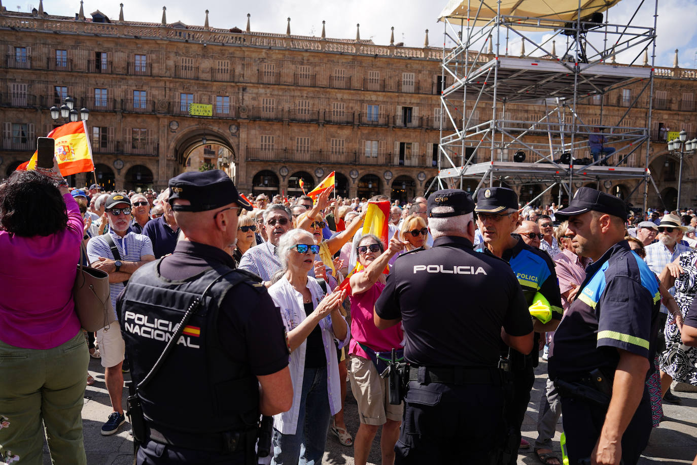 En imágenes: así fue el encontronazo entre los manifestantes contra la amnistía y los tamborileros