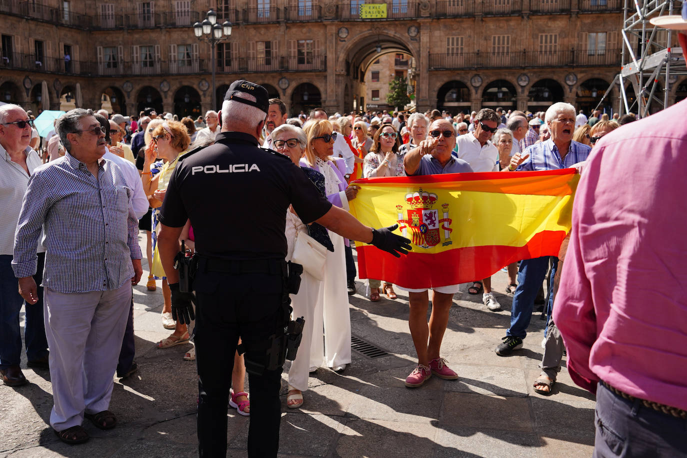 En imágenes: así fue el encontronazo entre los manifestantes contra la amnistía y los tamborileros