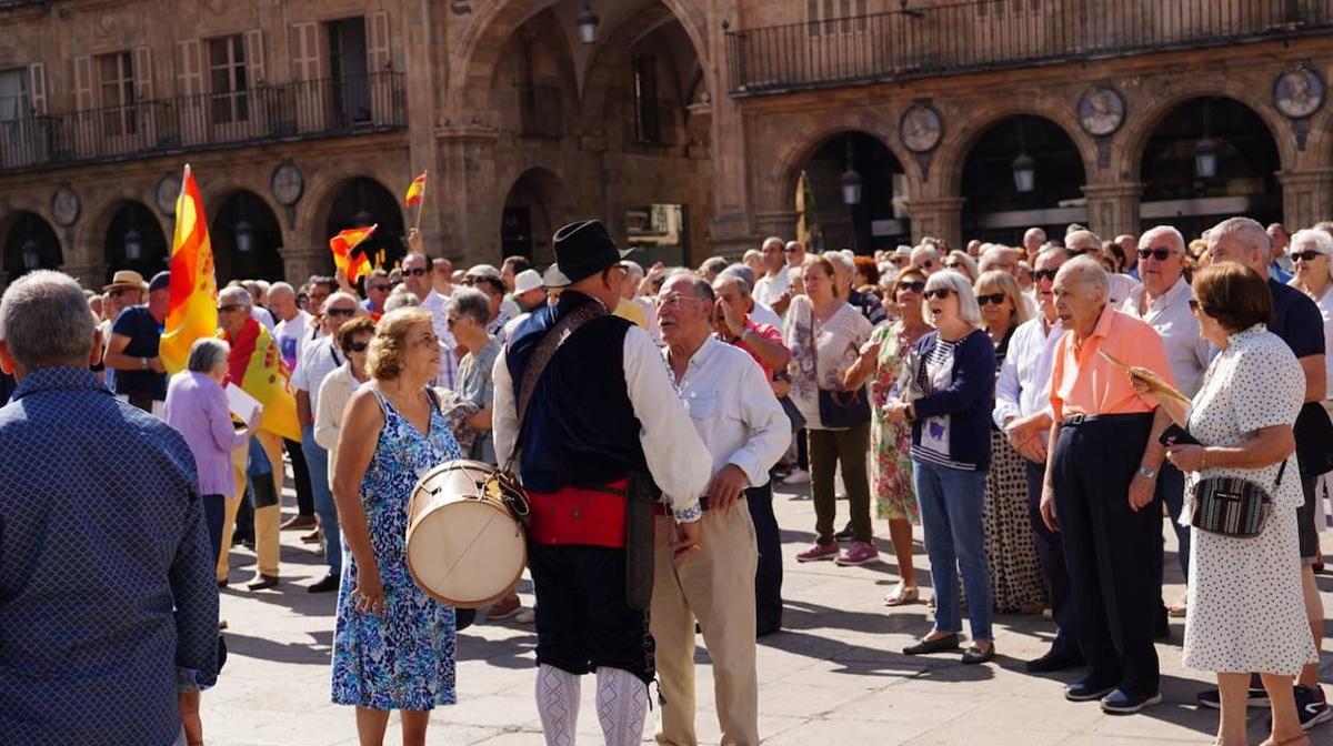 Bronca y empujones en la Plaza Mayor: manifestantes contra la amnistía irrumpen en el Día del Tamborilero