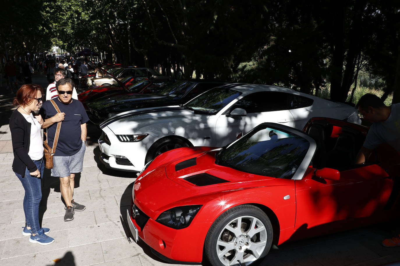 Los coches de época vuelven a llenar las calles salmantinas