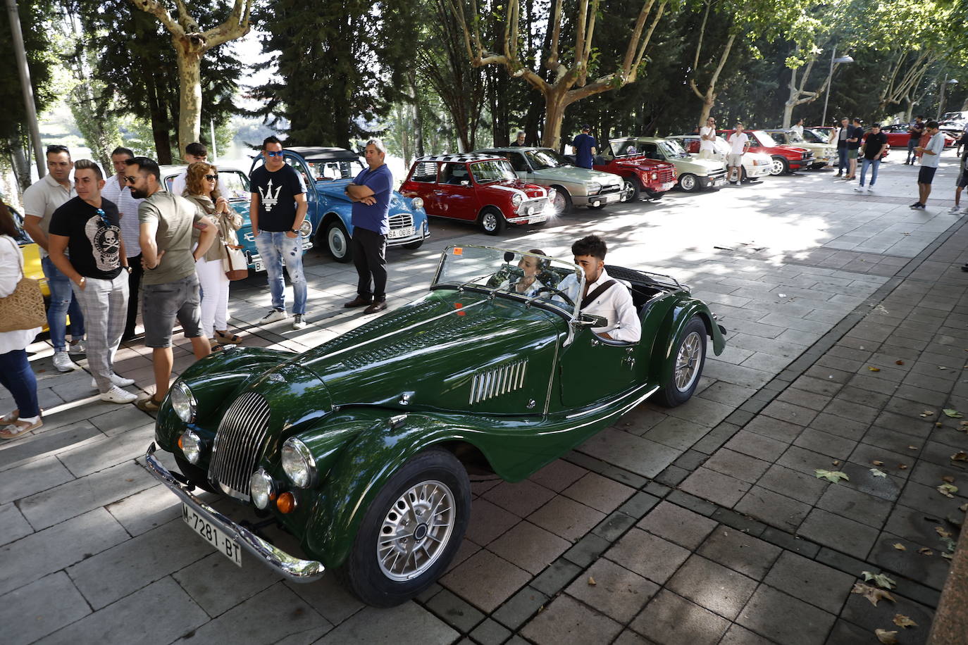 Los coches de época vuelven a llenar las calles salmantinas