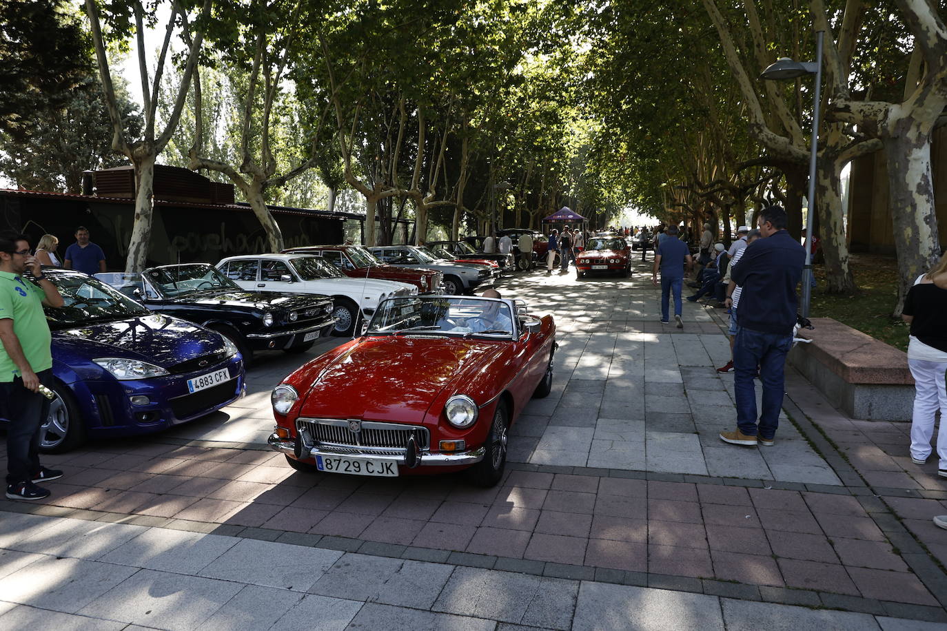 Los coches de época vuelven a llenar las calles salmantinas