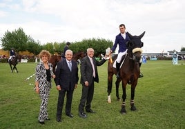 Pedro Díaz, presidente de GRUPOSA, entrega el premio de ganador a Roi Calviño.