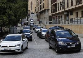 Vehículos en la cuesta de San Blas, ayer a la hora de entrada a los colegios de la zona.