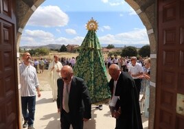 Momento de la entrada de la Virgen de Gracia Carrero en su ermita tras la celebración del ofertorio