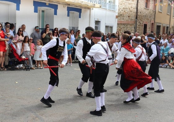 Imagen de una de las danzas realizadas este domingo ante la Virgen del Carrascal