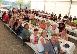 Los comensales disfrutaron de la comida en la carpa