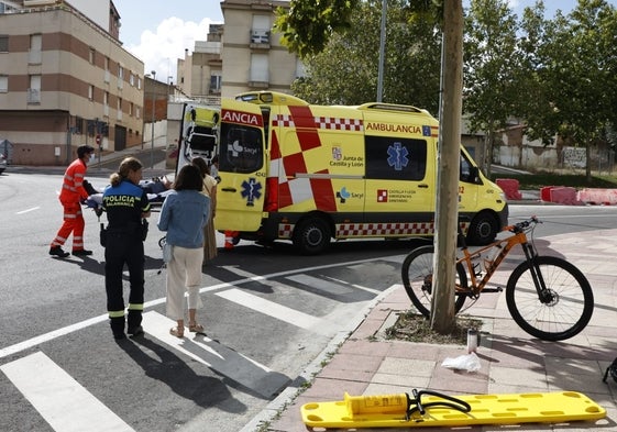 Una ambulancia trasladó al ciclista al Hospital de Salamanca.