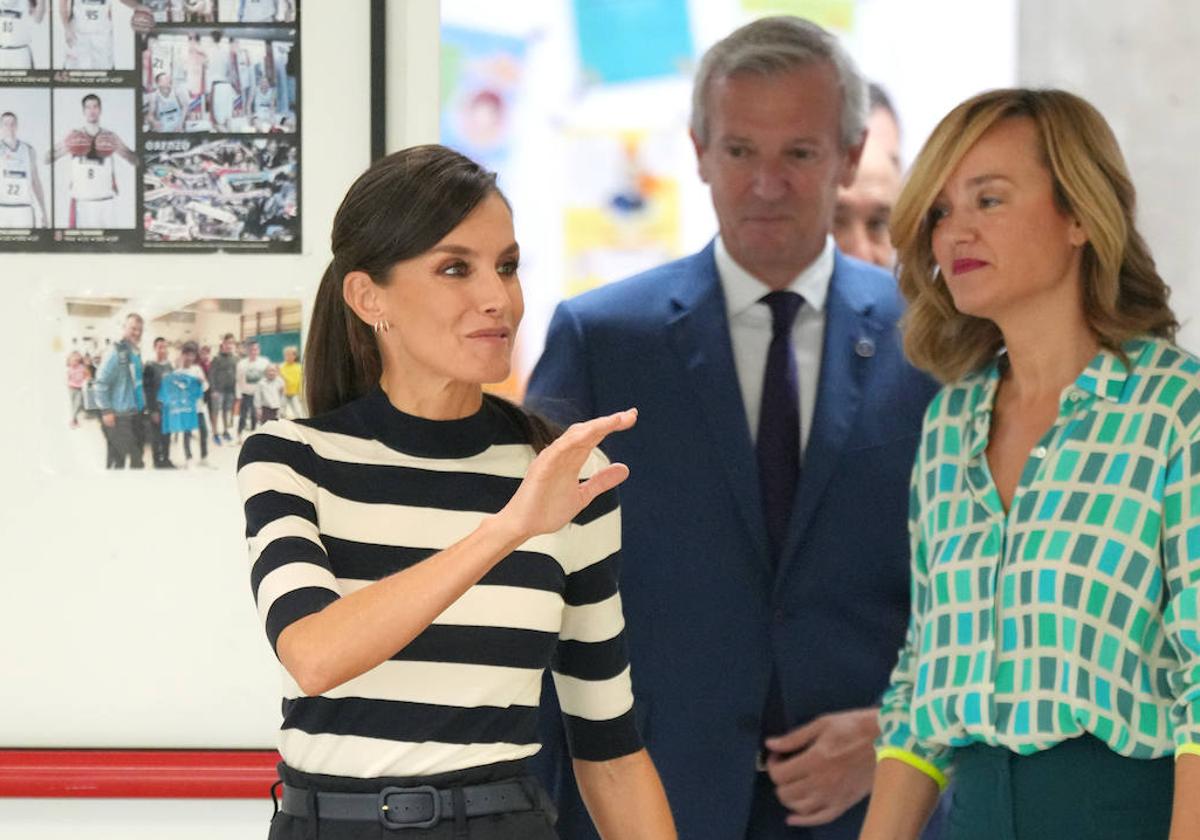 Letizia, junto a la ministra Pilar Alegría y el presidente de la Xunta de Galicia, Alfonso Rueda.