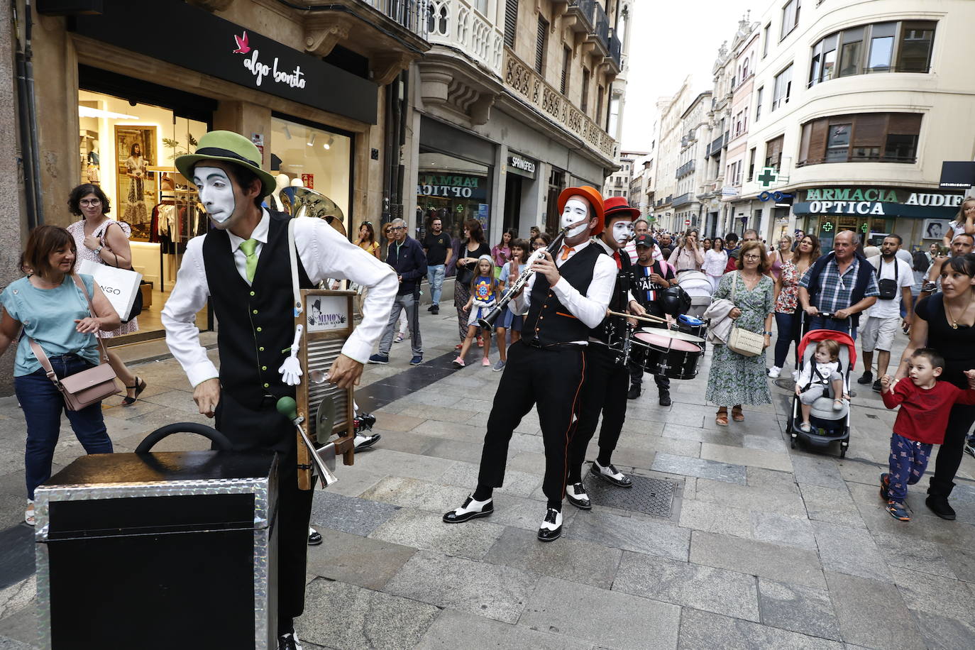 Teatro, música y circo recorren las rúas salmantinas