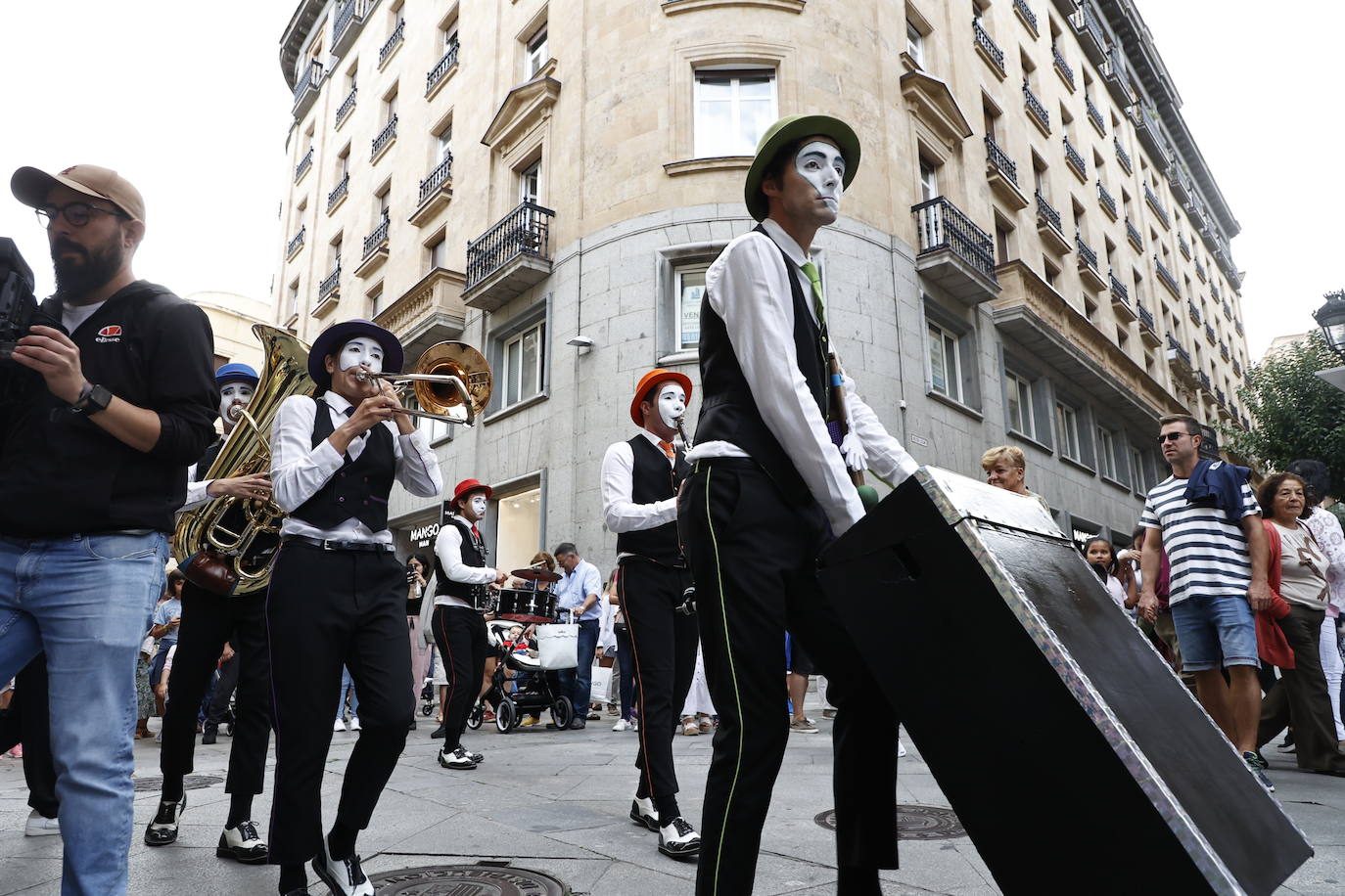 Teatro, música y circo recorren las rúas salmantinas