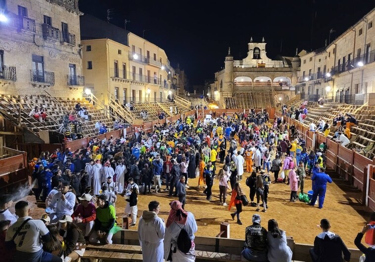 Masiva presencia de jóvenes llegados desde toda España en el «botellón» del Sábado de Carnaval