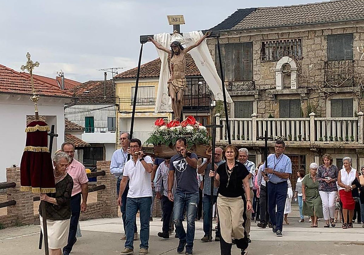 Traslado del Cristo de la Victoria a la iglesia el pasado jueves. fotos: