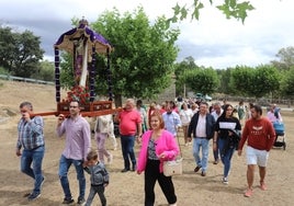 Imagen de la subida del Cristo de Valvanera desde la ermita a la iglesia para celebrar allí la novena