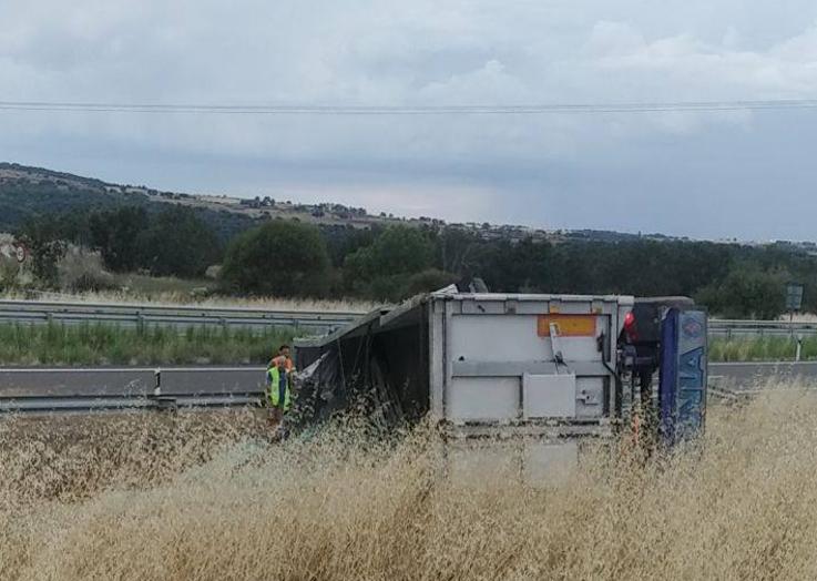 Imagen principal - Un camionero atrapado tras un vuelco en la A-66, en Cabeza de Béjar