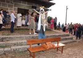 Preparativos para la puja para subir al Cristo a su trono.