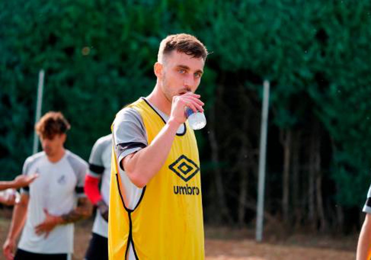 Germán Fassani bebiendo agua en un entrenamiento.