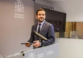 Alberto Garzón, a su llegada a la rueda de prensa, para presentar el proyecto Real Decreto de Comunicaciones