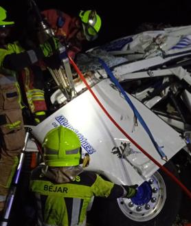 Imagen secundaria 2 - Excarcelación del fallecido en el accidente registrado este martes en la A-66. fotos.