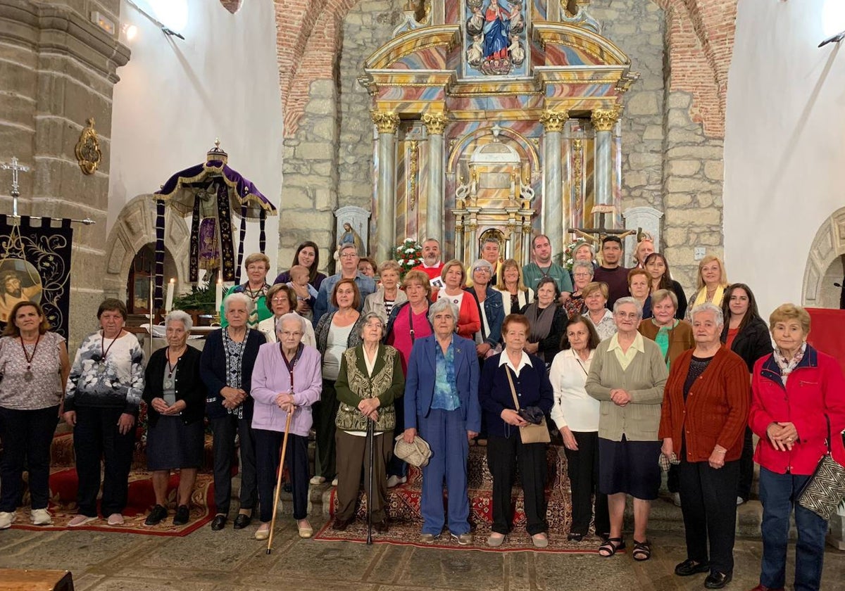 Los fieles participaron en la ofrenda floral celebrada en la iglesia.