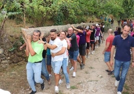 Los hombres llevan el castillo a hombros hasta la plaza de la iglesia