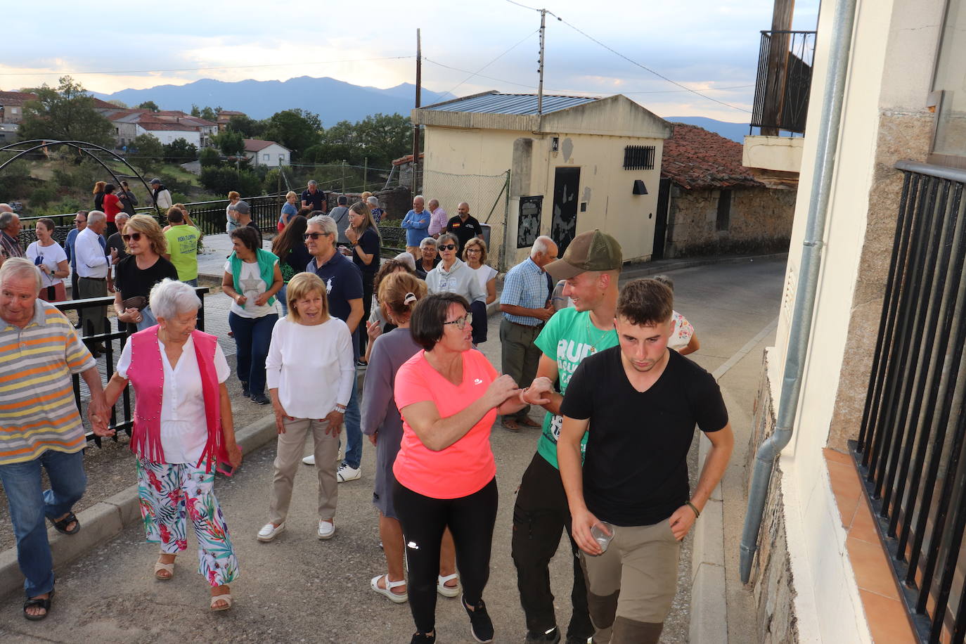 La peñas abren el paso a la fiesta en Colmenar de Montemayor