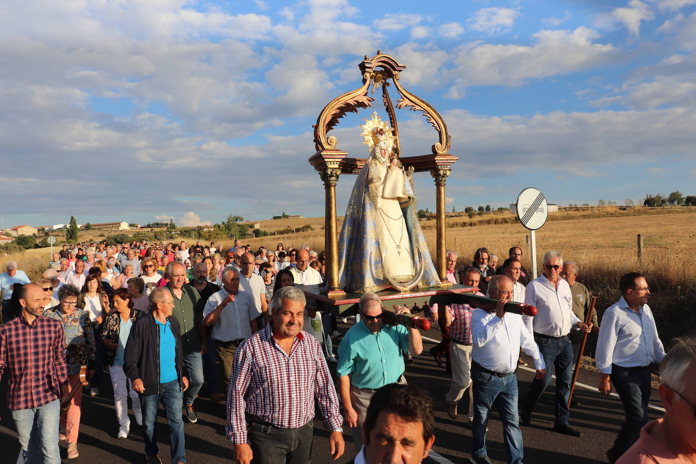 Cespedosa de Tormes despide a la Virgen del Carrascal en el regreso a su ermita