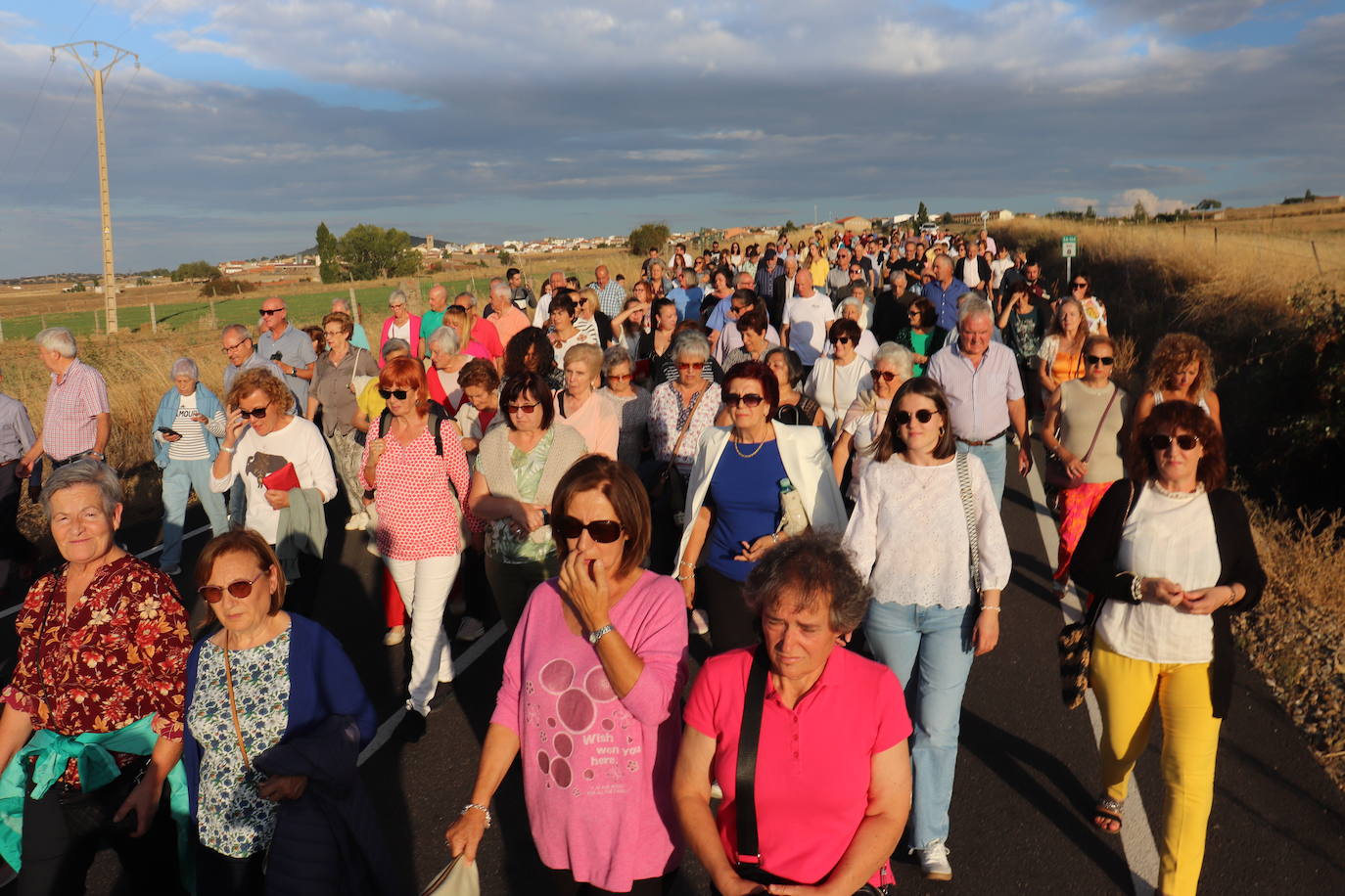 Cespedosa de Tormes despide a la Virgen del Carrascal en el regreso a su ermita