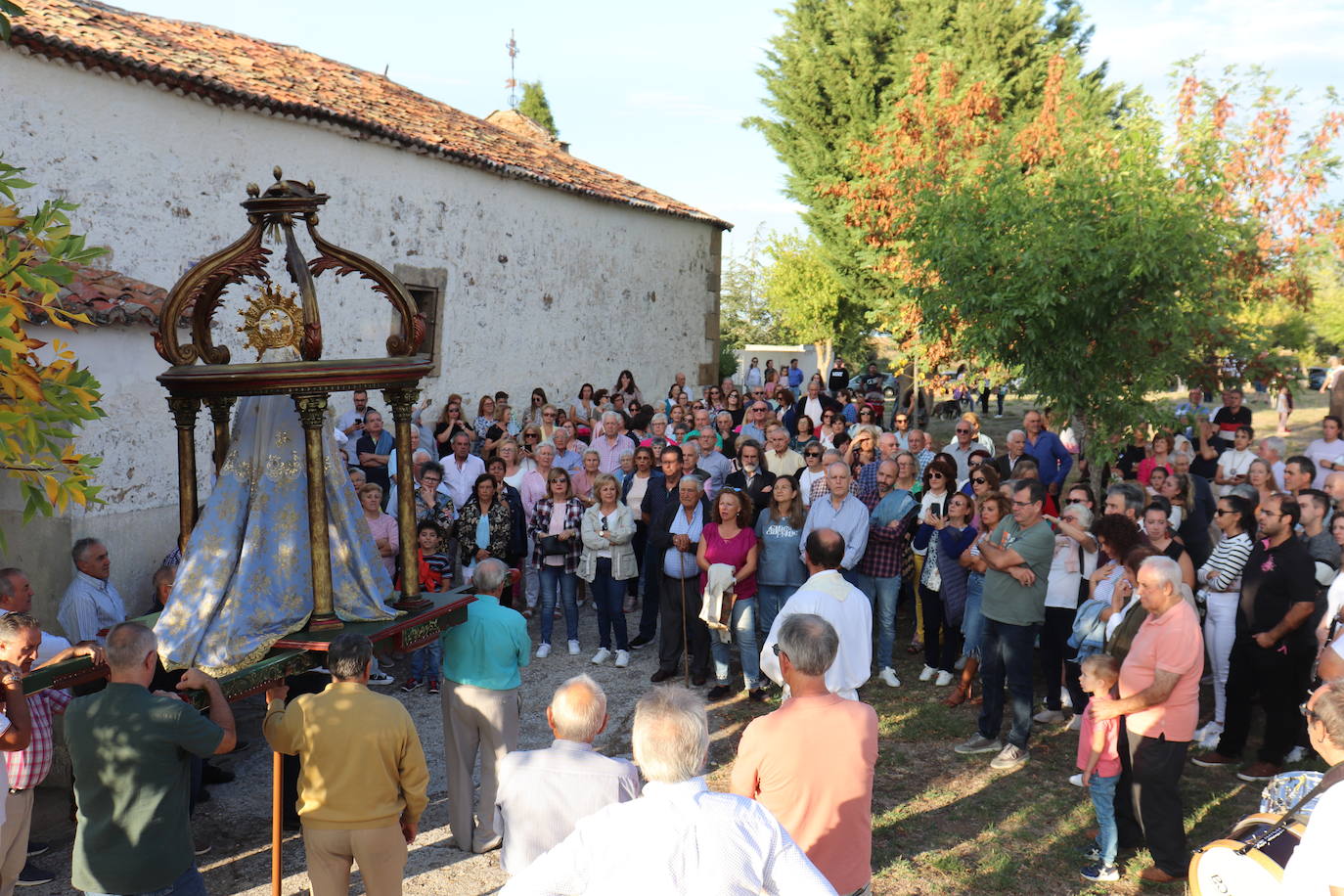 Cespedosa de Tormes despide a la Virgen del Carrascal en el regreso a su ermita