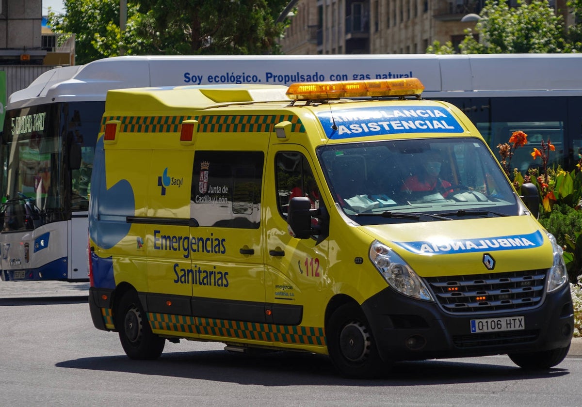 Una ambulancia del Sacyl se trasladó hasta el lugar del accidente.