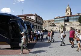 Cruceristas se disponen a tomar el autobús de vuelta a su barco.