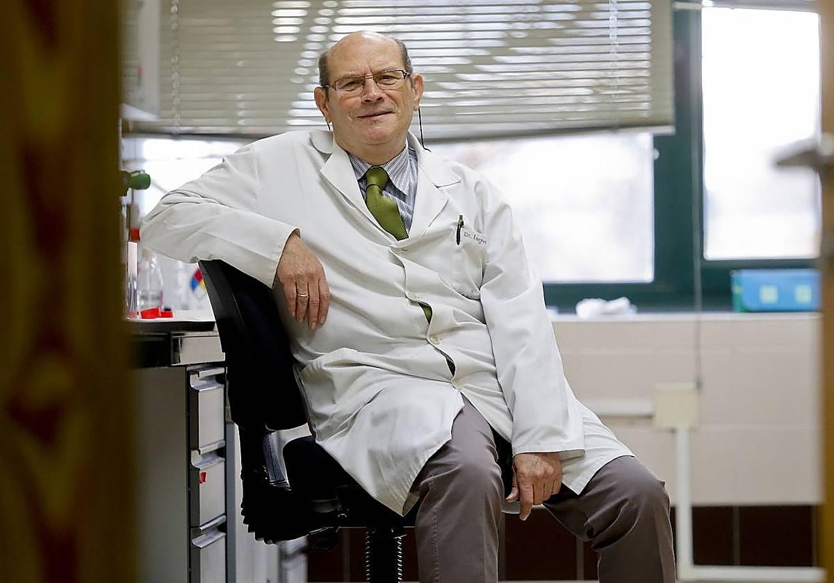 López Novoa en los laboratorios donde tantos proyectos dirigió.