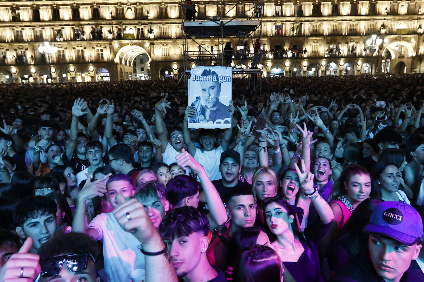 El electrolatino de Juan Magán llena la Plaza Mayor