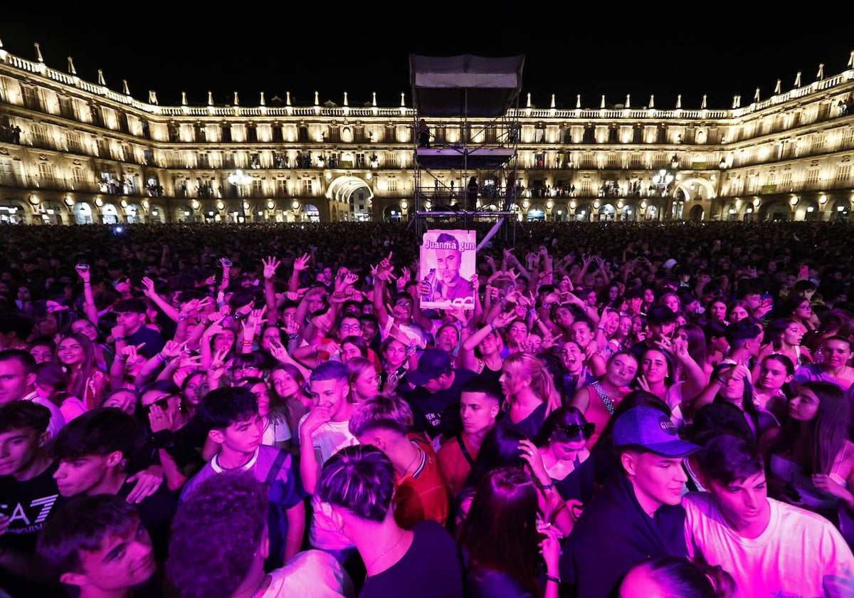 El electrolatino de Juan Magán llena la Plaza Mayor