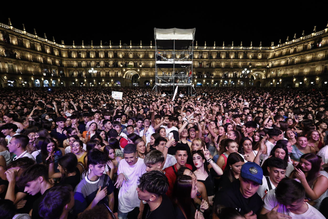 El electrolatino de Juan Magán llena la Plaza Mayor