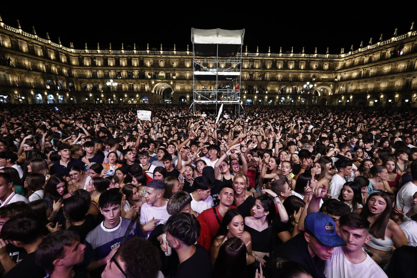 El electrolatino de Juan Magán llena la Plaza Mayor