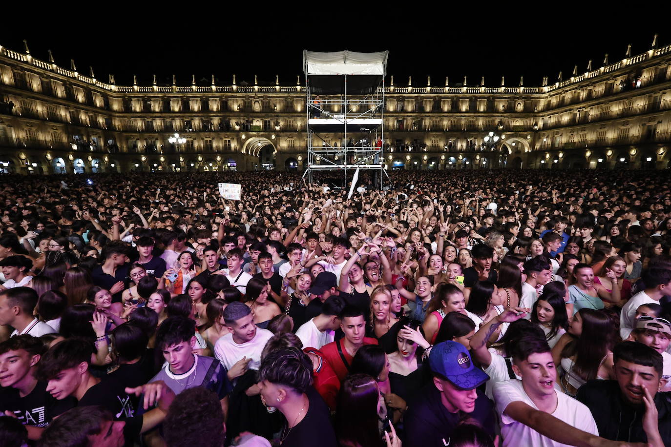 El electrolatino de Juan Magán llena la Plaza Mayor