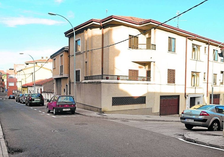 La Policía se lleva a un hombre detenido tras agredir a su pareja en Pizarrales