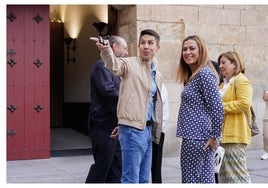 La delegada del Gobierno en Castilla y León, Virginia Barcones, ante la fachada de la Universidad de Salamanca.