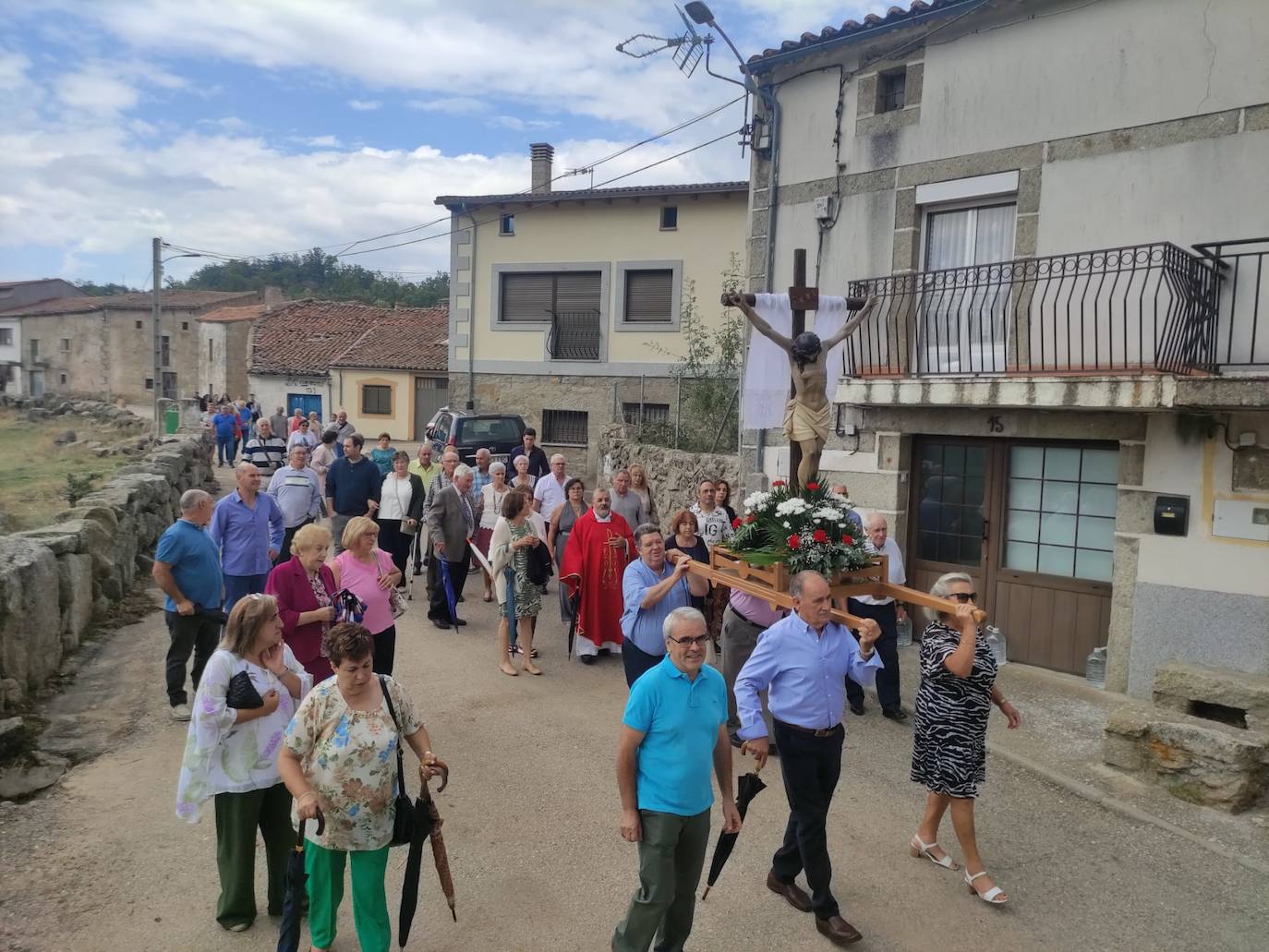 El Cristo de la Salud desafía a la lluvia en Fresnedoso y celebra su día de fiesta