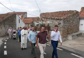 Procesión con la imagen de San Antonio por las calles de Valdelacasa